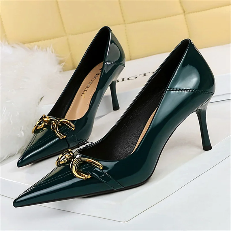 Frauen 7 cm 10 cm High Heels Hochzeit Braut Replik Pumps Dame Scarpins Metall Kette Schnalle Low Heels Stiletto Nude grün Prom Schuhe Image