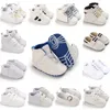 Weiße modische Babyschuhe, Freizeitschuhe für Jungen und Mädchen, weicher Boden, Taufesschuhe, Turnschuhe für Erstscheiker, Komfort, erste Wanderschuhe