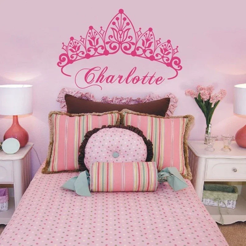 Personalisierter Name Wandtattoo Baby Mädchen Name Benutzerdefinierte Krone Wandaufkleber Prinzessin Wanddekoration Kinderzimmer Schlafzimmer Dekorativer Aufkleber C657 Image