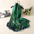 2023 neueste schöne tierische grüne Pfauenfeder Seide Schal Schal Spanien Luxusmarke Strand Bandanas