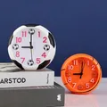Mini réveil à piles horloge circulaire pas de tic-tac analogique forme de football réveil pas