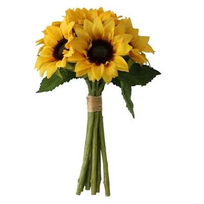 simulez 6 paquets de tournesols pour les mariages tenant des fleurs pour les mariages et décorant des fleurs sur la table de mariage