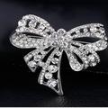 Femme Zircon cubique Broche Classique Papillon mode Tendance Broche Bijoux Argent Forme de Noeud Pour Fête scolaire Rendez-vous