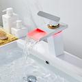 Robinet d'évier de salle de bain avec tuyau d'alimentation, robinet de lavabo monotrou à bec cascade à led, mitigeur de bassin à corps incliné
