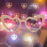 Gli occhiali a forma di cuore di moda guardano le luci cambiano a forma di cuore di notte occhiali