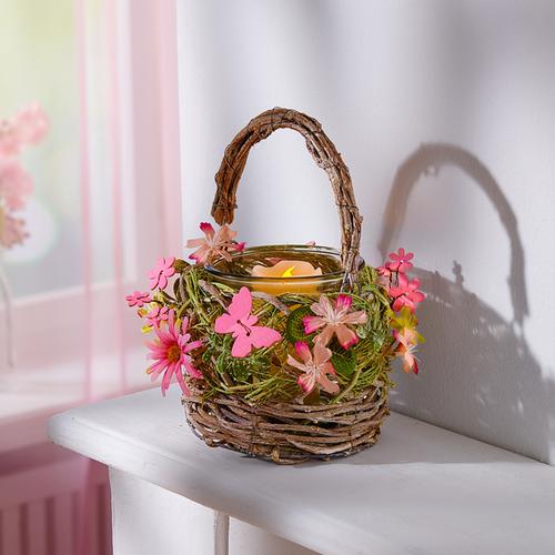 Rattan-Kerzenhalter Henkelkorb mit Blüten