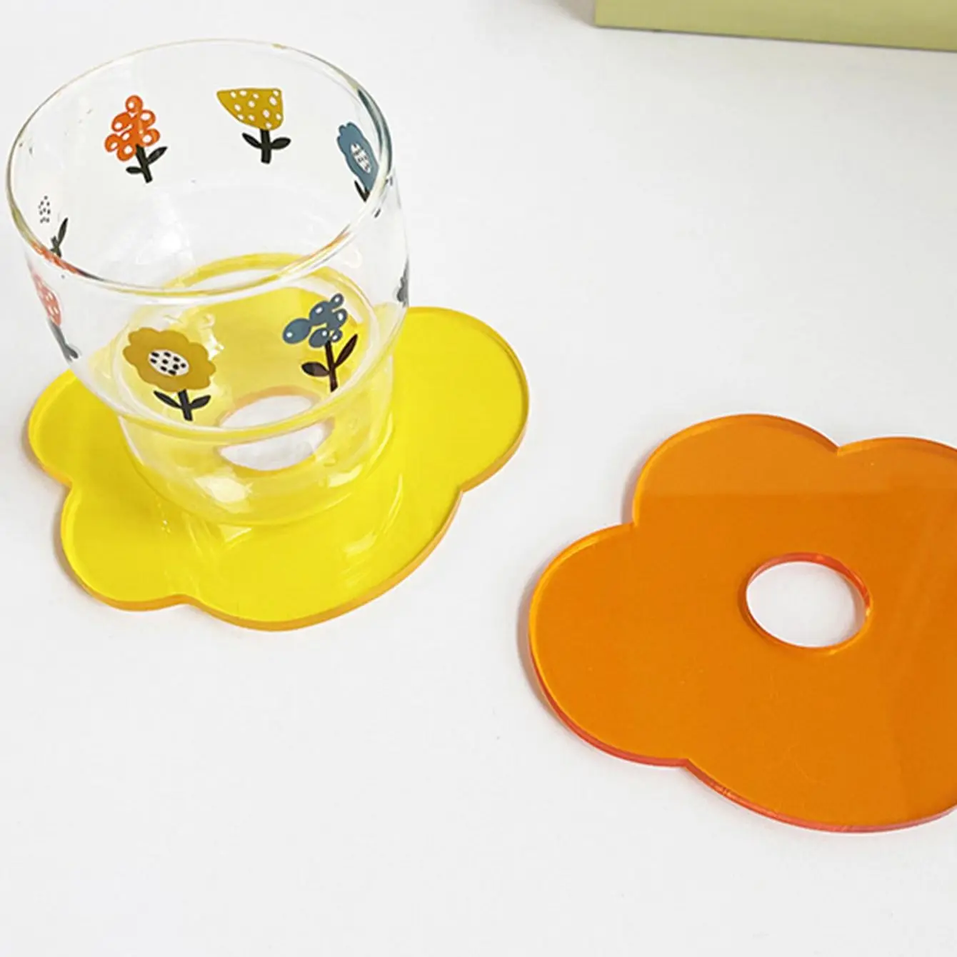 1pc-transparente Tasse Matte Acryl Blume geformt Geschirr Dekor Untersetzer Tisch Wärme r beständige Matte praktisches Tischset Image