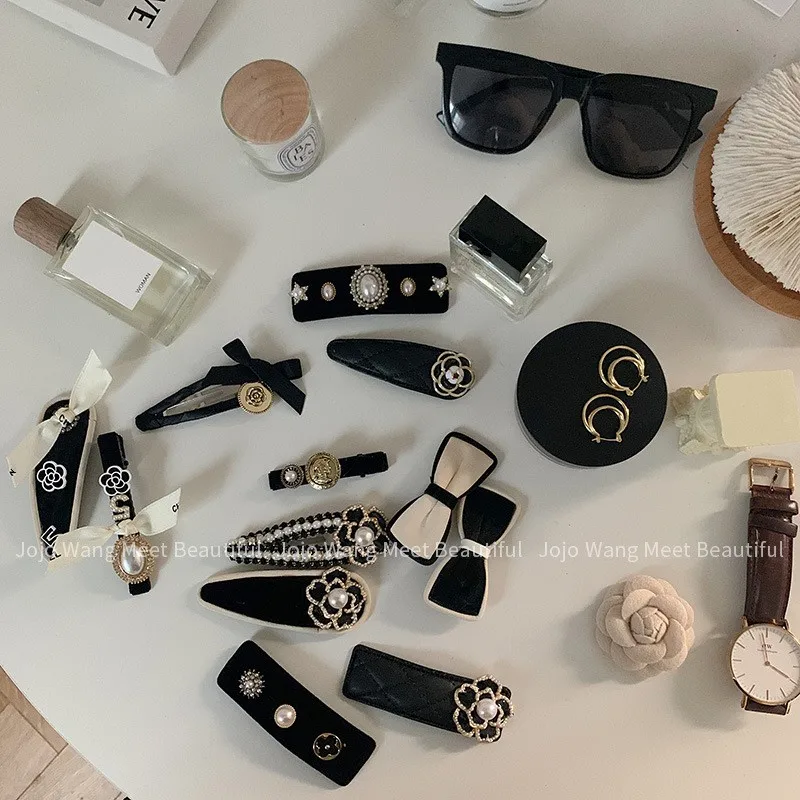 2024 neue Kamelie elegante Dame Haarschmuck Haars pange Set Großhandel Französisch Frauen klassische schwarz weiß Rose Perle Haars pangen Image