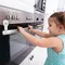 La serratura del forno di sicurezza per bambini con un nuovo Design per il tappo della porta del forno di sicurezza per bambini impedisce al bambino di giocare con le porte del forno