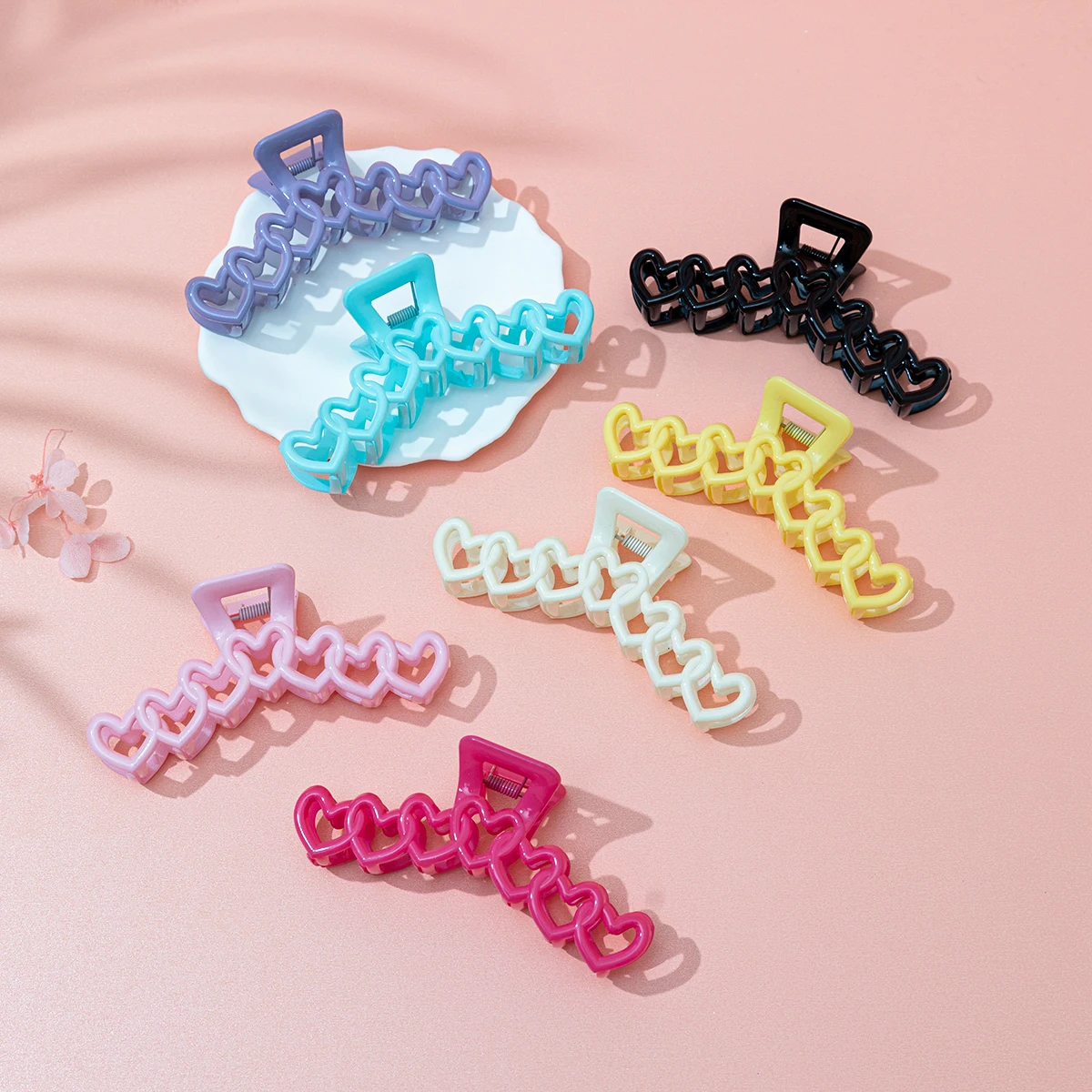 Valentinstag y2k Dopamin Mädchen Mode rosa Farbe hohle geometrische Herz Haars pangen Frauen Haar Kralle Kreuz Stirnband Hai Clip Image