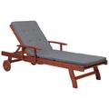 Chaise longue en bois naturel et coussin gris