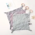 Serviette carrée en coton avec anneau de sécurité en bois pour bébé mouchoir de dentition pour