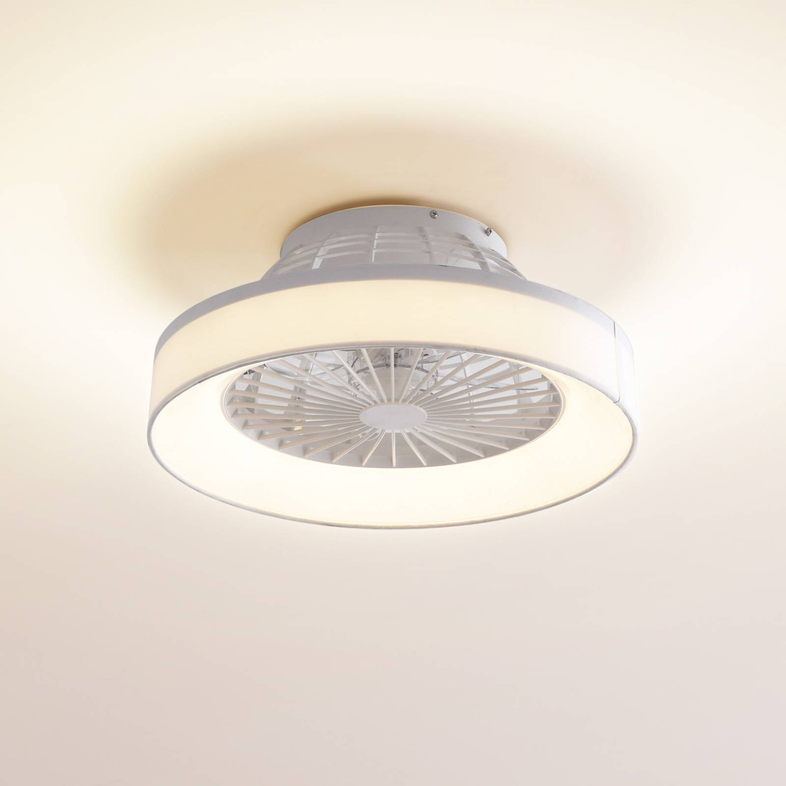 Lindby LED-Deckenventilator Mace, weiß, leise, Ø 47 cm Mace Lindby, dimmbar, weiß / opal, für Wohn- / Esszimmer, Kunststoff, Modern