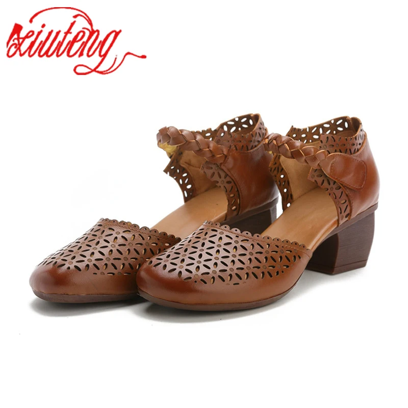 Xiuteng 2024 Sommer neue weiche Unterseite flache echte Leder Damenschuhe Damen Sandalen Retro handgemachte Blumen sandalen für Monther