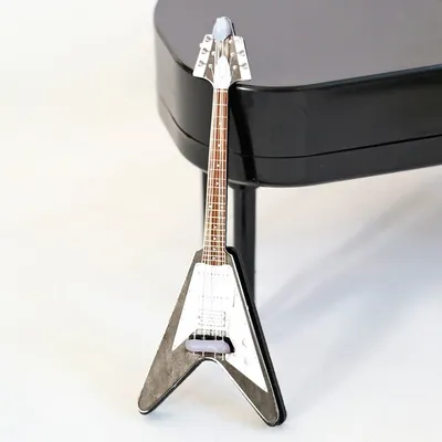 1pc 1/12 Dollhouse Guitar Toys Dollhouse Musical Instrument Model Dolls House Decoration Accessories