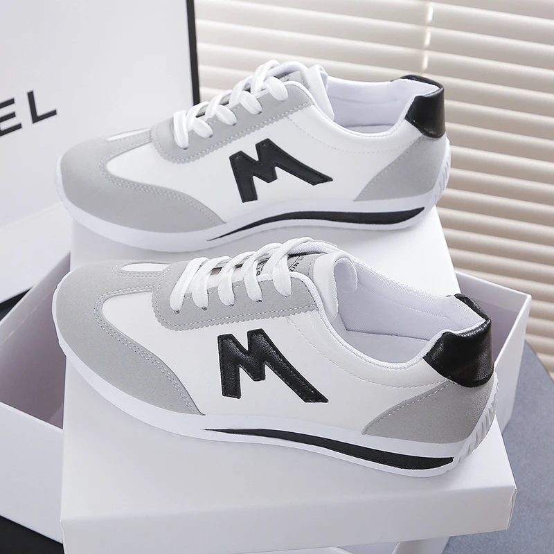 Nuove scarpe da passeggio casual da donna 2024 scarpe da ginnastica piatte estive in pelle con lacci di alta qualità scarpe da ginnastica Gump femminili a fondo piatto di moda