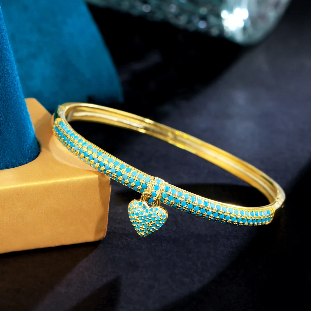 Drei graden elegante hellblaue Zirkonia Gold Farbe kleines Herz Charme Luxus offene Manschette Armreif für Frauen Party Schmuck b080