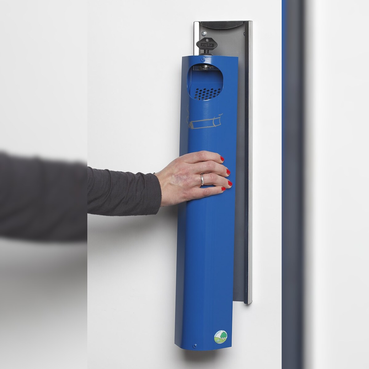 PROREGAL Praktischer Wandascher mit Abstreifblech | Wandmontage + Verschließbar | 3,5 Liter, HxBxT 55x11x8,5cm | Stahl | Blau | Ascher Aschenbecher Image