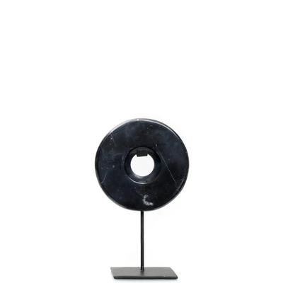 Schwarze Marmorstatue auf einem Metallsockel klein