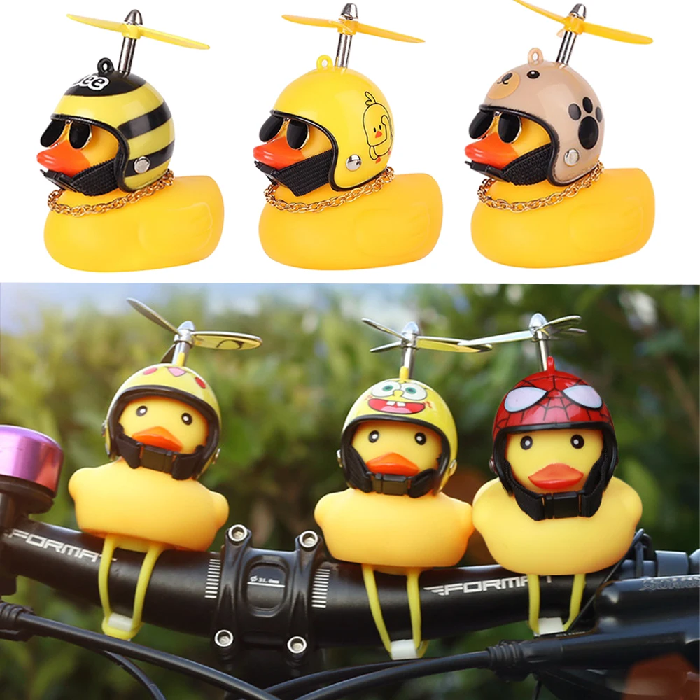 Canard jaune avec casque pour vélo sans lumières, accessoires de voiture à moteur automobile, canard dans la voiture, décoration intérieure de voiture, ornement