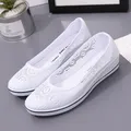Scarpe bianche traspiranti vuote in pizzo bianco scarpe di bellezza estive da donna con tacco medio