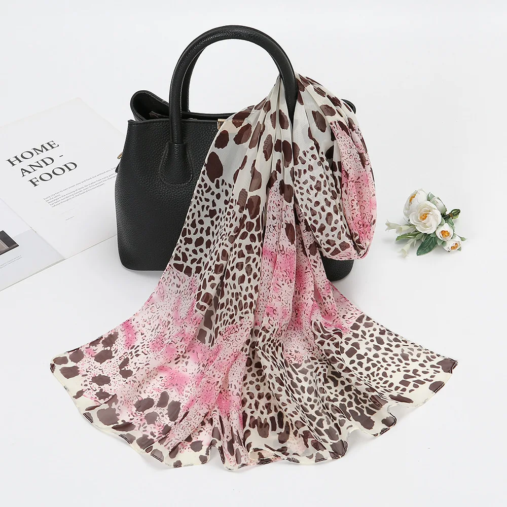 2024 mode Gedruckt Leopard Chiffon Hijab Schal Frauen Pareo Dame Bandanas Strand Handtücher Sommer Muslimischen Schleier Wrap Weiblich Foulard Image