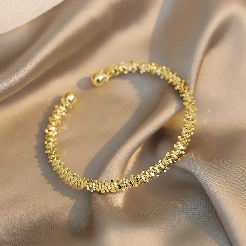 2024 neue Klassische Einfache Kupfer Legierung Gold Farbe Schmuck Armbänder Koreanische Mode Zubehör Mädchen Ungewöhnliche Armbänder für Frauen Image