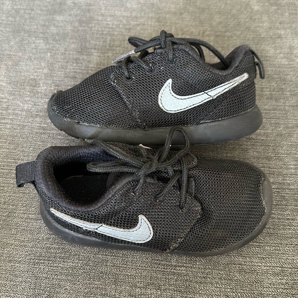Nike Shoes | Guc Nike Roshe’s Sneakers | Color: Black | Size: 7bb