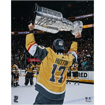 Ben Hutton Vegas Golden Knights signiertes Stanley Cup-Siegerfoto 2023, 16 x 20 Zoll, Raising Cup Image