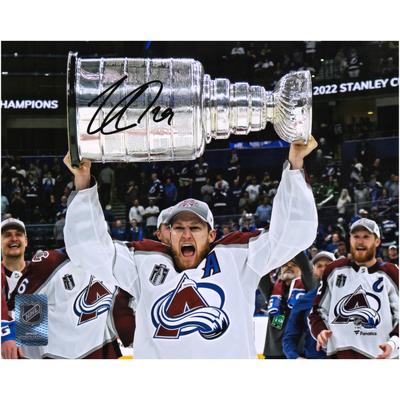 Nathan MacKinnon Colorado Avalanche signiertes Stanley Cup-Siegerfoto 2022, 20,3 x 25,4 cm, Raising Cup Image