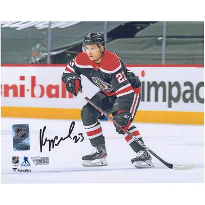 Philipp Kurashev, Chicago Blackhawks, signiertes 8 x 10 Zoll großes Reverse-Retro-Skating-Foto Image