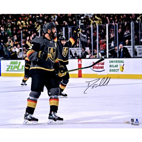 Autogrammfoto von Deryk Engelland, Vegas Golden Knights, 16 x 20 Zoll, schwarzes Trikot, Torjubel-Foto