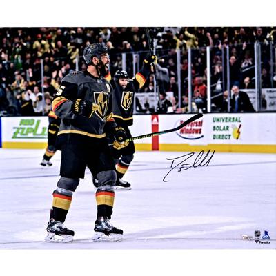 Autogrammfoto von Deryk Engelland, Vegas Golden Knights, 16 x 20 Zoll, schwarzes Trikot, Torjubel-Foto Image