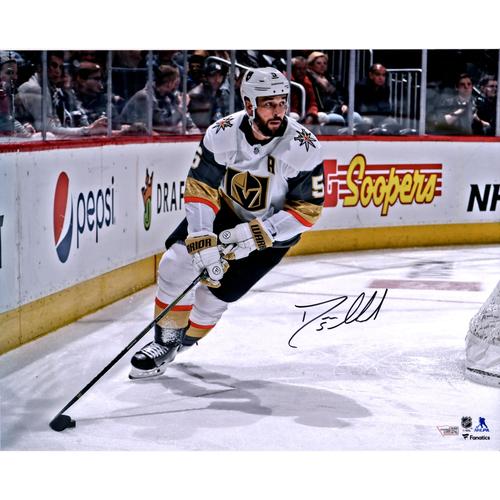 Signiertes Eiskunstlauffoto von Deryk Engelland, Vegas Golden Knights, 16 x 20 Zoll, weißes Trikot