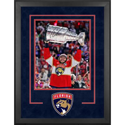 Carter Verhaeghe, Florida Panthers, signiertes Stanley Cup-Siegerfoto 2024, gerahmt, 40,6 x 50,8 cm, Raising Cup Image