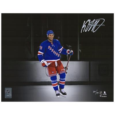 K'Andre Miller, New York Rangers, signiertes 11 x 14 Zoll großes Blue Jersey Celebration Spotlight-Foto – limitierte Auflage von 79 Stück Image