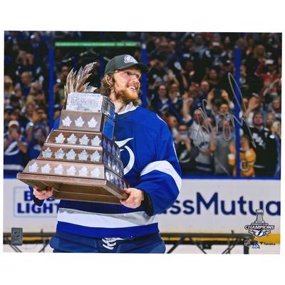 Andrei Vasilevskiy Tampa Bay Lightning signiertes Foto des Stanley Cup-Siegers 2021, 16 x 20 Zoll, Raising Conn Smythe Image