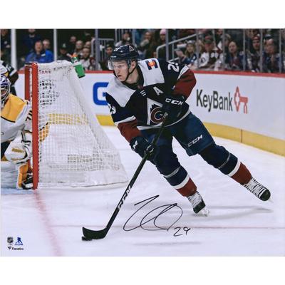Nathan MacKinnon Colorado Avalanche signiertes 16" x 20" Navy Jersey Skating Foto Image