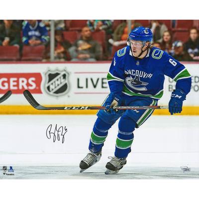 Signiertes Eiskunstlauffoto von Brock Boeser, Vancouver Canucks, 16 x 20 Zoll, blaues Trikot Image