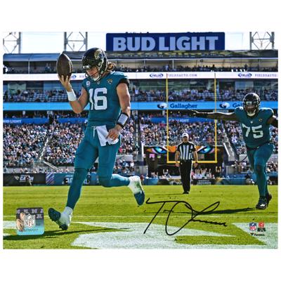 Von Trevor Lawrence signiertes Rush-Touchdown-Foto der Jacksonville Jaguars, 20,3 x 25,4 cm, blaugrünes Trikot Image