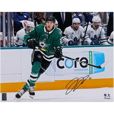 Autogrammfoto von Jason Robertson von den Dallas Stars (16 x 20 Zoll), Kelly Green Jersey, Eiskunstlauffoto Image