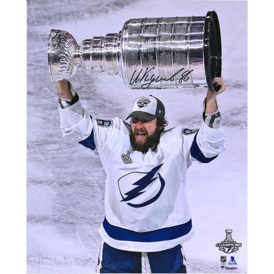 Nikita Kucherov, Tampa Bay Lightning, signiertes 16" x 20" Foto des Stanley Cup Champions Raising Cup 2020 Image