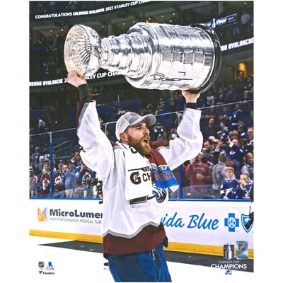 Devon Toews Colorado Avalanche signiertes Stanley Cup-Siegerfoto 2022, 16 x 20 Zoll, Raising Cup Image