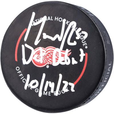 Von David Perron signierter offizieller Spielpuck der Detroit Red Wings mit der Aufschrift „DET Debut 10/14/22“ Image