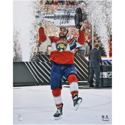 Aleksander Barkov, Florida Panthers, signiertes Stanley Cup-Siegerfoto 2024, 16 x 20 Zoll, Raising Cup Image