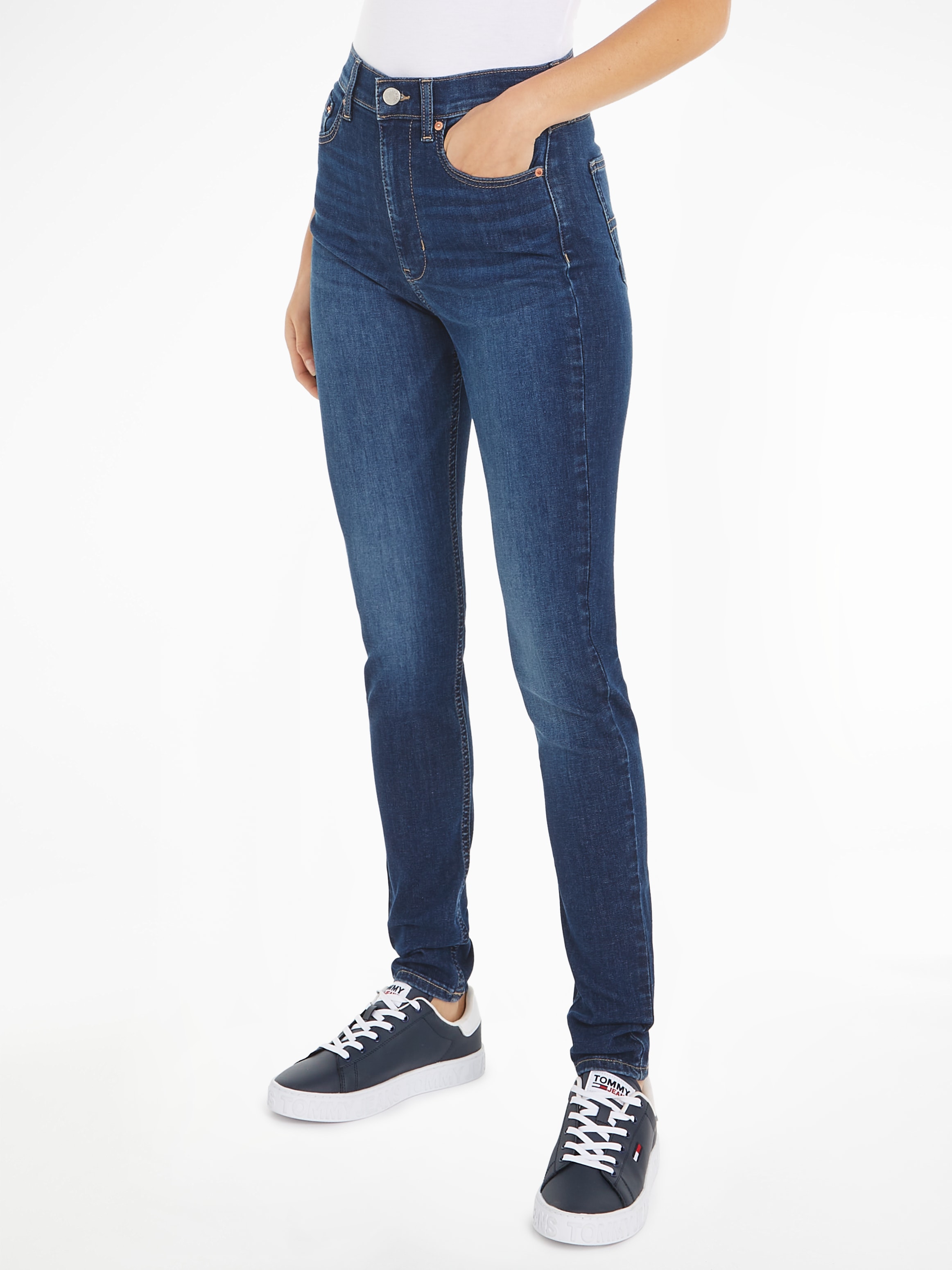 Skinny-fit-Jeans TOMMY JEANS "Sylvia High Rise Skinny", Damen, Gr. 27, Länge 32, blau (denim schwarz), Denim/Jeans, Obermaterial: 92% Baumwolle, 4% Elasthan, 4% Polyester, unifarben, skinny fit knöchellang, Jeans, mit Logo-Badge Image