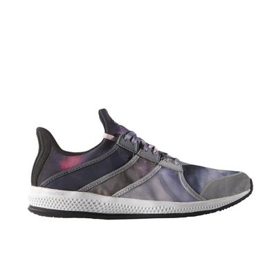 Adidas Gymbreaker besiegt Frauen mit mehrfarbigen Lauftrainern Image