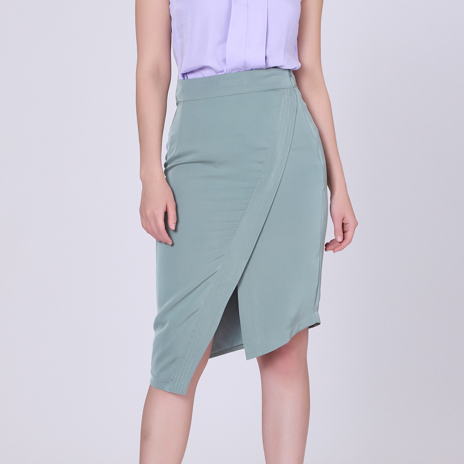 Asymmetrischer Rock mit gekreuzten Bahnen Image