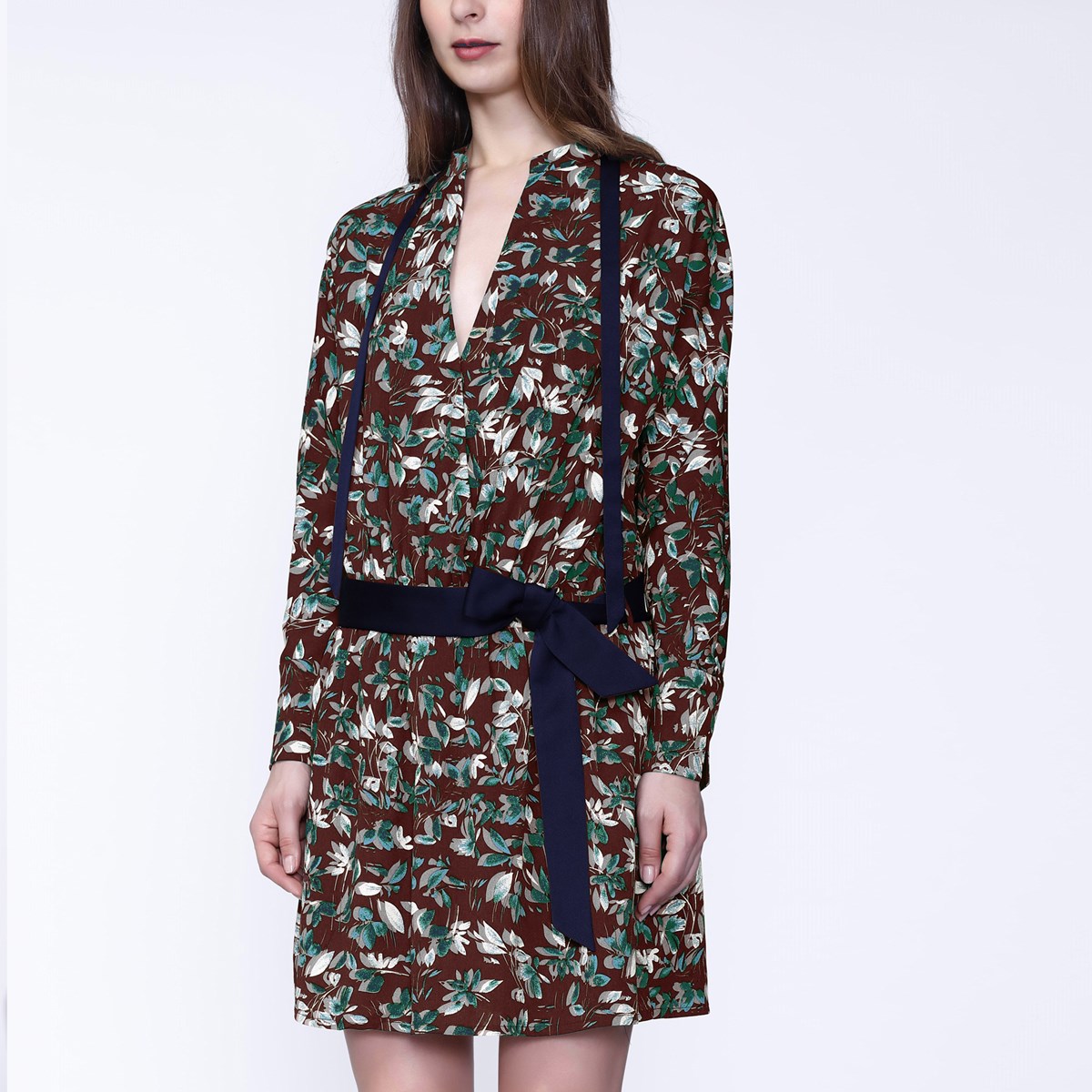 Kurzes Kleid mit Satin-Kragen und Blätterdruck Image