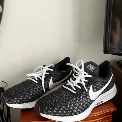 Nike Shoes | Beautiful Running Shoes With Brand New Shoe Laces For Men By Nike. | Color: Black/White | Size: 8.5